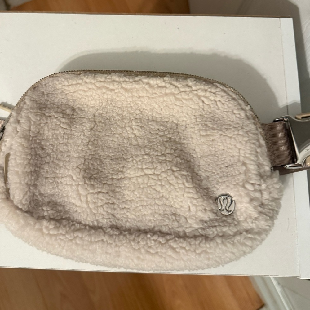 Lululemon Everywhere Belt Bag 1L
Fleece